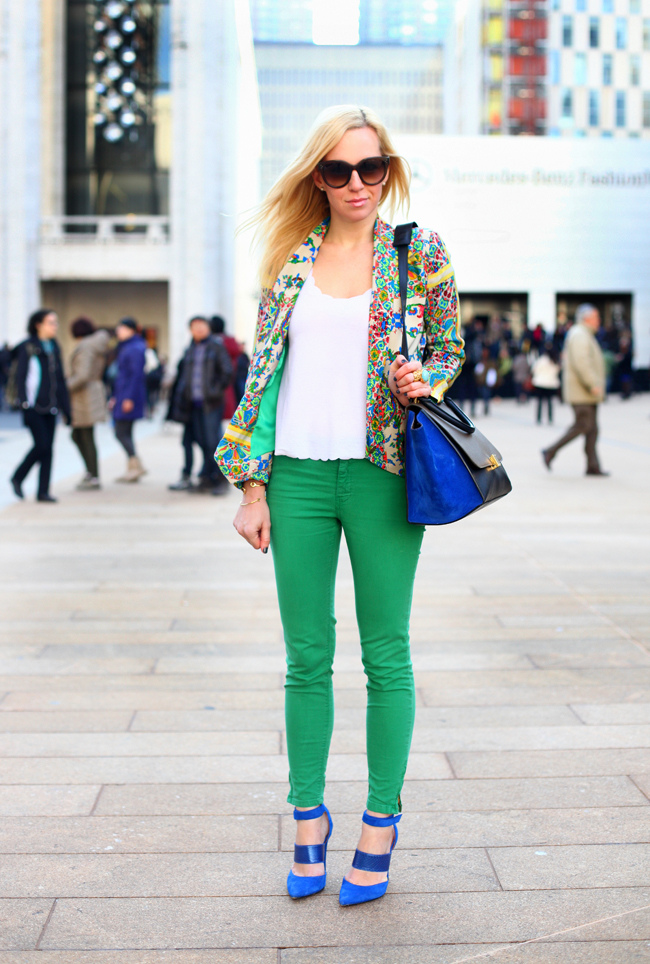 Сине зеленые кроссовки. Образ с зелеными штанами. Зеленые джинсы. Сочетание с зелеными брюками. Брюки светло зеленые.