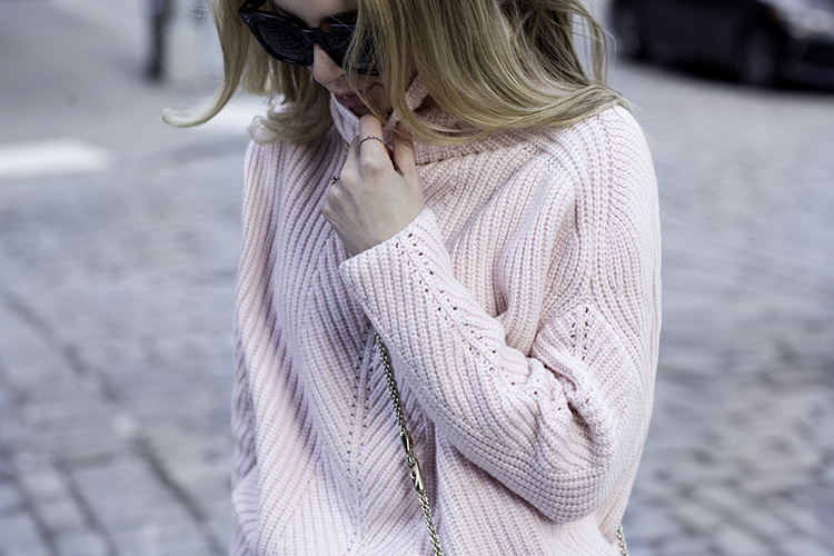 Stylish outfits for moms | Stylish outfits for new moms | Brooklyn Blonde | Pink Sweater