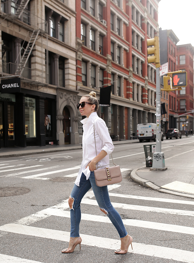 Helena Glazer of Brooklyn Blonde wearing a stylish transitional weather minimal effort outfit, white button up, skinny jeans