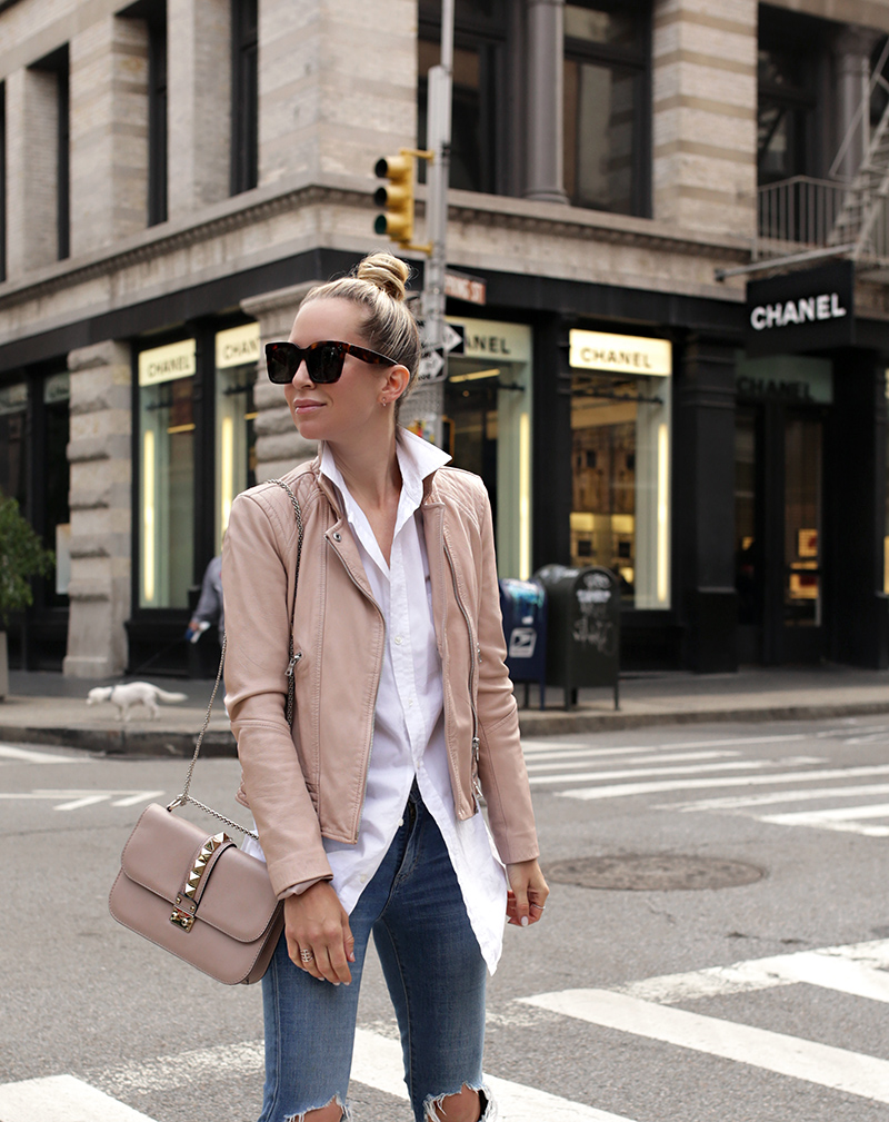 Helena Glazer of Brooklyn Blonde wearing a stylish transitional weather minimal effort outfit, blush leather jacket, button up, skinny jeans