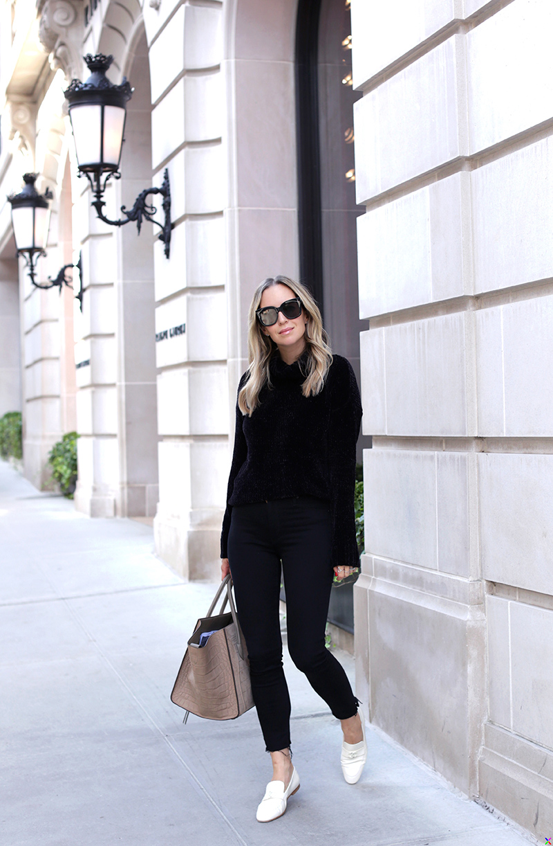 woman wearing all black chic mom outfit