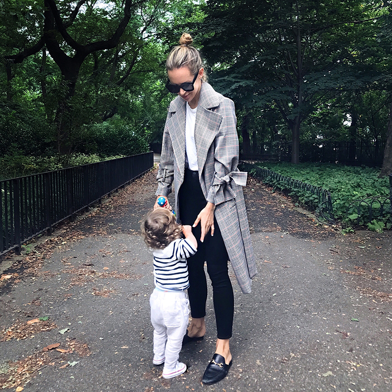 28 Stylish Mom Outfits