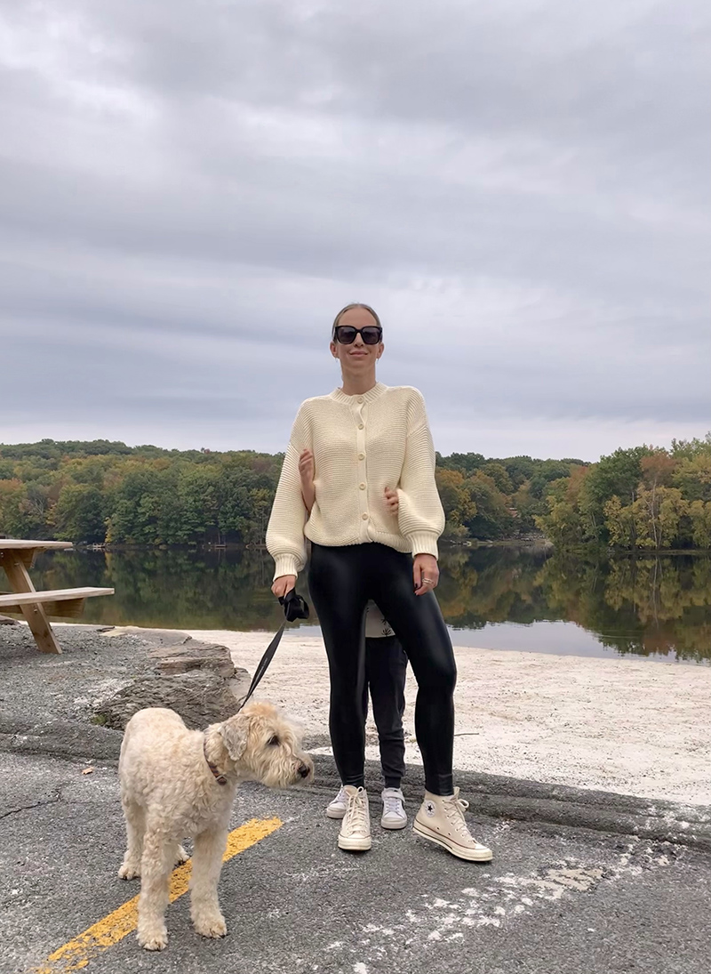 woman fashion Fall Look in Alex Mill with two child and a dog