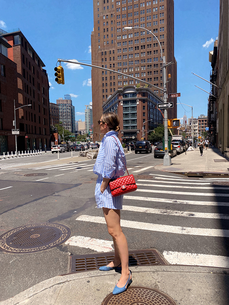 woman wearing Casual Summer Outfits in blue stripes 