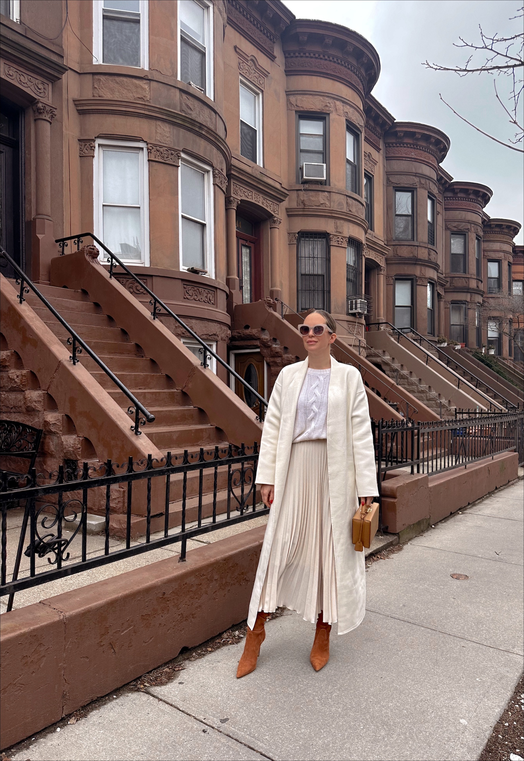 woman in all white outfit for weekend notes March 4th